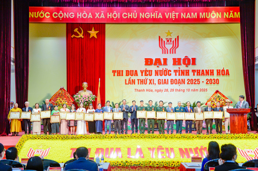 Thầy Nguyễn Bá Tư (thứ 11 từ trái qua) là một trong những điển hình tiên tiến được nhận Bằng khen của Chủ tịch UBND tỉnh Thanh Hoá trong 2MM88.com trò chơi casino và slot thi đua yêu nước tỉnh lần thứ XI. dh-thi-dua-yeu-nuoc-lan-thu-xi-hoang-dong-71.jpg
