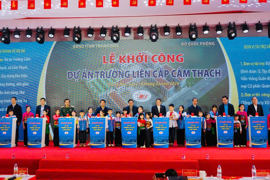 Thủ tướng cùng các đại biểu và các em MM886 slot game, bắn cá, lô đề, đá gà thực hiện nghi thức khởi công dự án Trường liên cấp Cẩm Thạch. z7520467990813-89764ce57befa3f34aeaf9758cd9337f.jpg