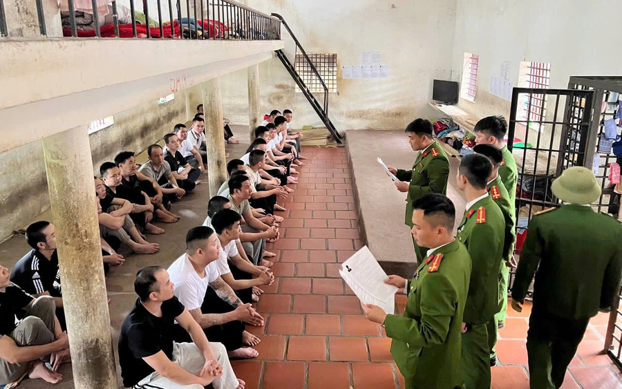 Người bị tạm giữ, tạm giam được giải thích, hướng dẫn quyền và nghĩa vụ trong quá trình MM888 bảo mật an toàn. z7596388909123-9d97f1bc143eb9e1c708ed41098e312c.jpg