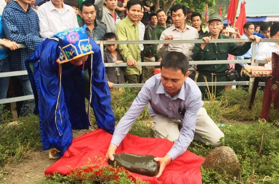Lễ hội Mường Xia và tục rước hòn đá vía.