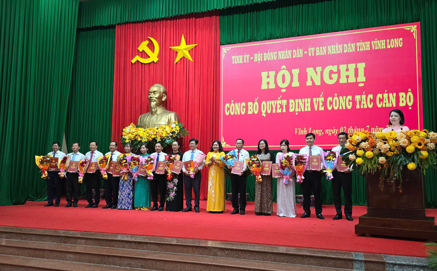 Lãnh đạo tỉnh Vĩnh Long trao quyết định cho các lãnh đạo sở, ngành. (Ảnh: Cảnh Kỳ) z6763675056405-a8457502a9210644dfd355f81b075f49.jpg