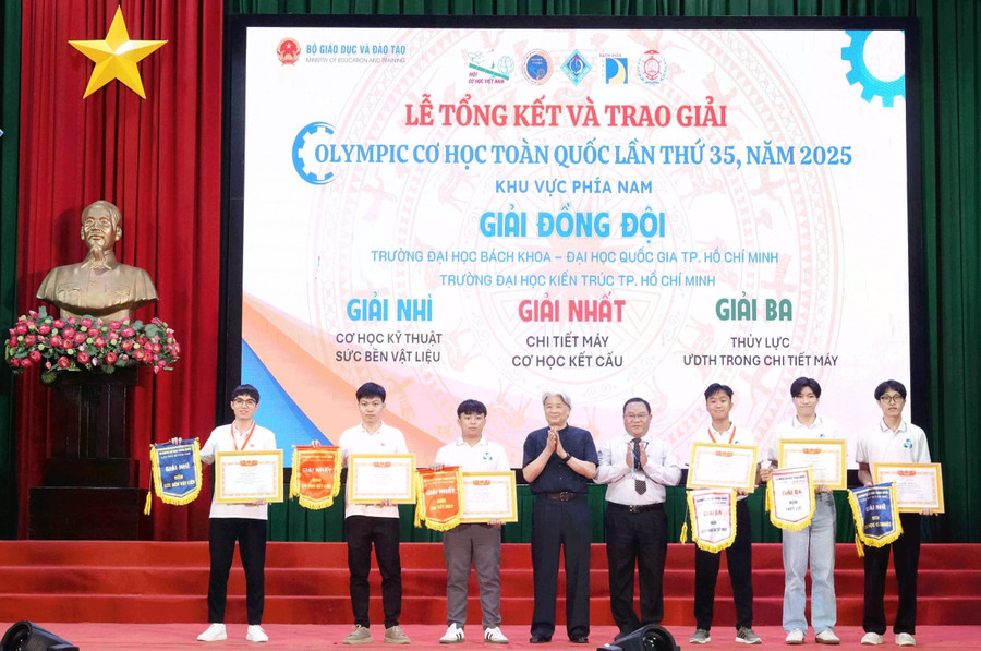 Lãnh đạo Hội Cơ học Việt Nam và Trường Bách Khoa - Trường Ðại học Cần Thơ trao giải Nhất đến các MM888 Việt Nam Tải App. (Ảnh: M.H) img-1080.jpg