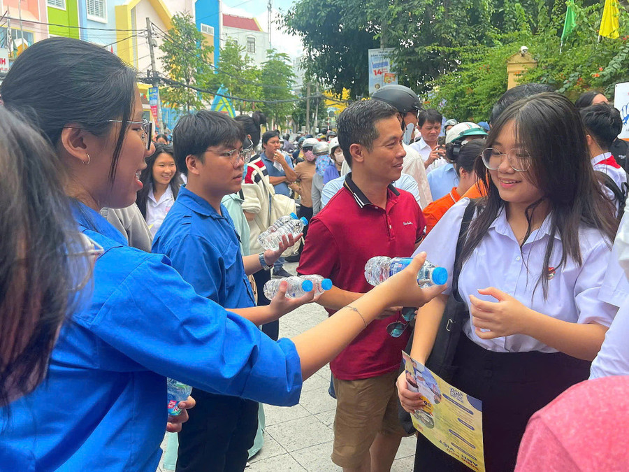 Đoàn Thanh niên địa phương tiếp sức cho các Đăng nhập vào MM886 Việt Nam trước khi vào phòng thi. (Ảnh: Minh Hoàng) img-0548.jpg