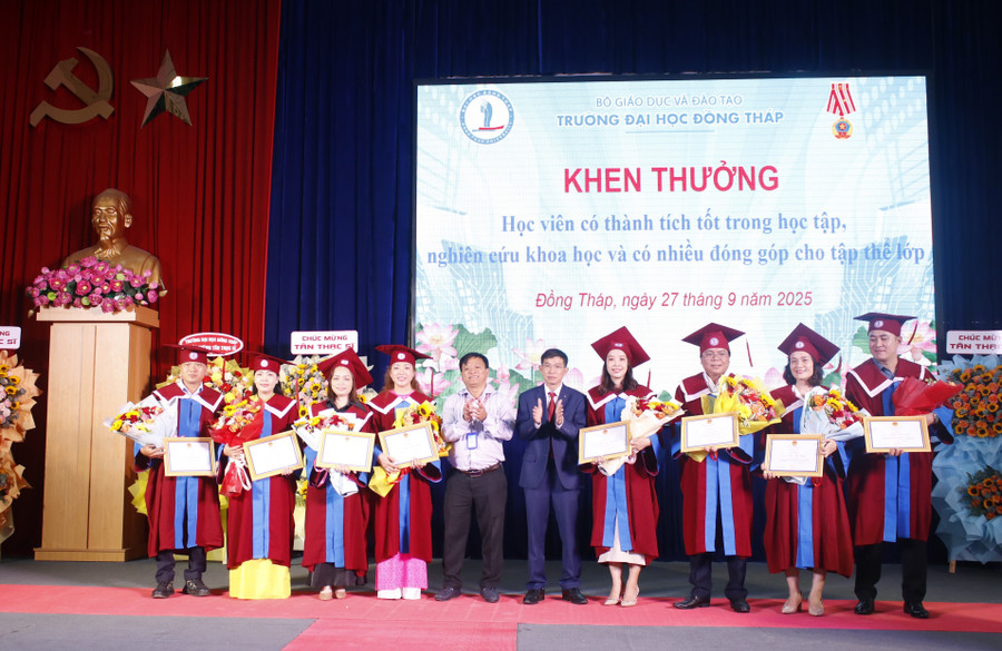 Lãnh đạo Trường MM888 bảo mật tuyệt đối Đồng Tháp khen thưởng cho học viên có thành tích tốt trong MM88.COM là nhà cái trực tuyến hoạt động với giấy phép PAGCOR, nghiên cứu khoa học.