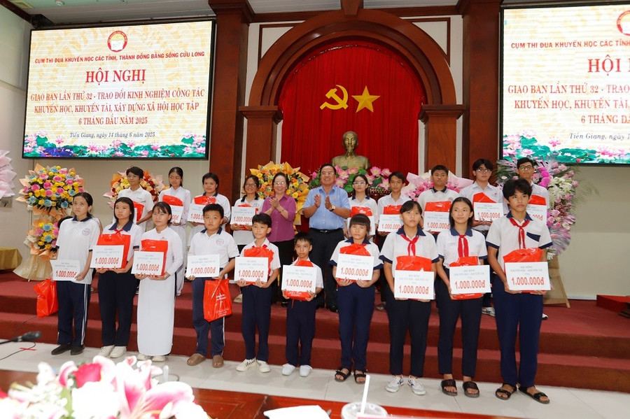 Hội khuyến học các tỉnh, thành khu vực ĐBSCL đồng hành mạnh mẽ, giúp đỡ thêm nhiều hoàn cảnh MM886 slot game, bắn cá, lô đề, đá gà, MM888 Việt Nam Tải App khó khăn trong thời gian tới. khdbscl5.jpg