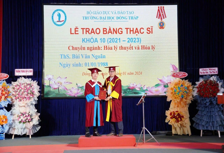 Thầy Bùi Văn Ngoãn nhận bằng MM88dangnhap nhà cái World Cup 2026 thạc sĩ chuyên ngành Hóa Lý thuyết và Hóa lý, tiếp tục khát vọng cống hiến cho niềm đam mê Hóa học. thay-ngoan-2.jpg