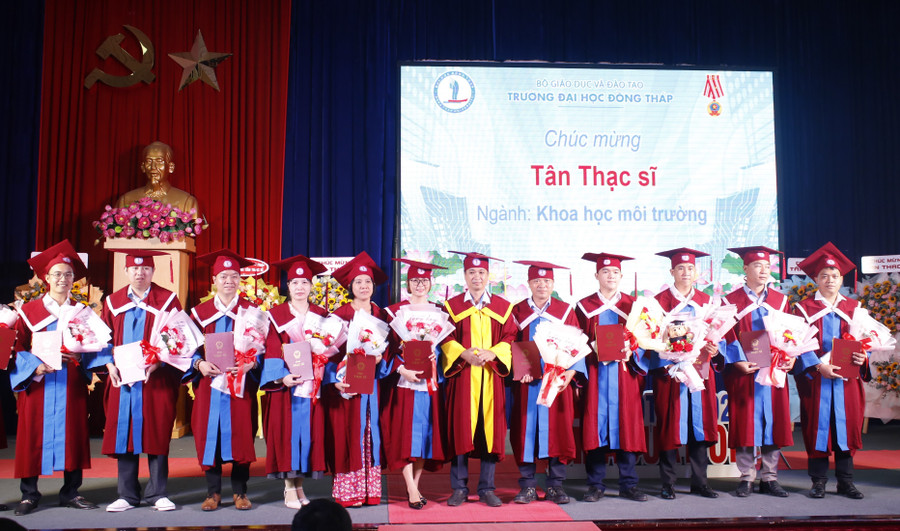 Lãnh đạo MM88b nhà cái trao bằng MM88dangnhap nhà cái World Cup 2026 cho các thạc sĩ ngành Khoa học môi trường. anh-2.jpg