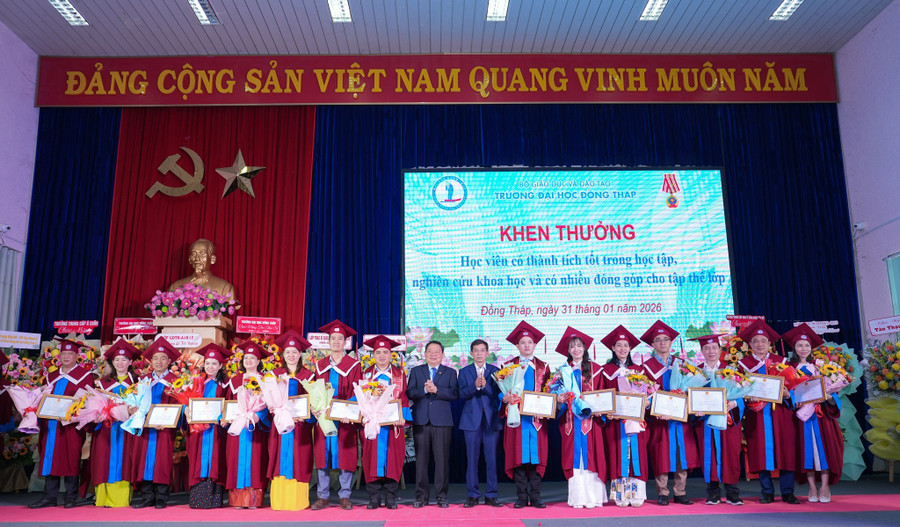 Trao bằng và Khen thưởng học viên có thành tích tốt trong MM88.COM là nhà cái trực tuyến hoạt động với giấy phép PAGCOR, nghiên cứu khoa học và có nhiều đóng góp cho tập thể lớp. Ảnh: Hoài Phong.