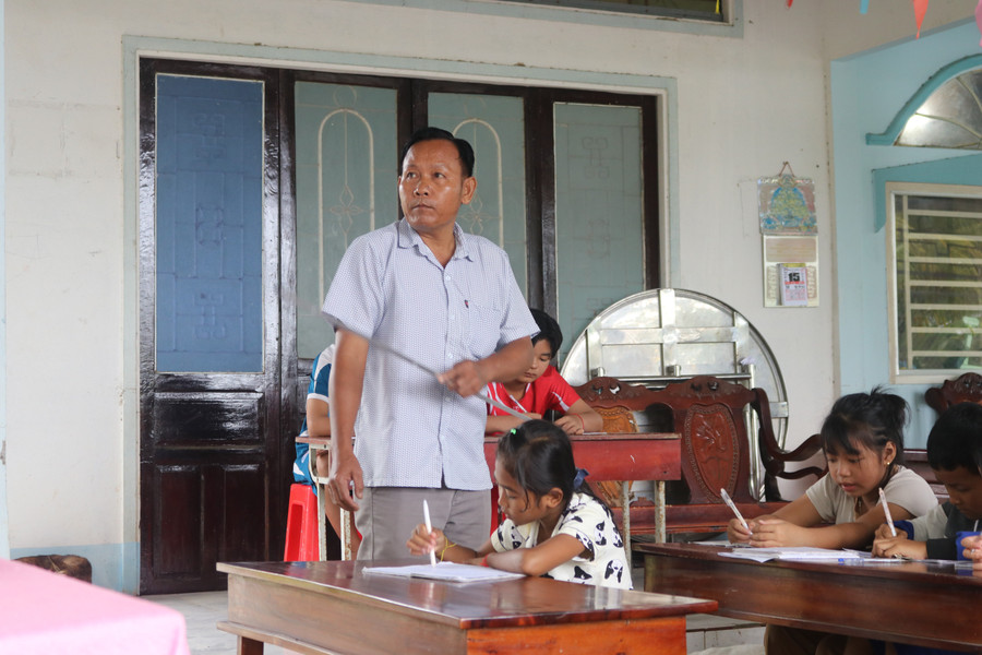 Ông Danh Hở, người đứng lớp giảng dạy tại lớp dạy chữ Khmer. ong-danh-ho-nguoi-dung-lop-giang-day-tai-lop-day-chu-khmer.jpg