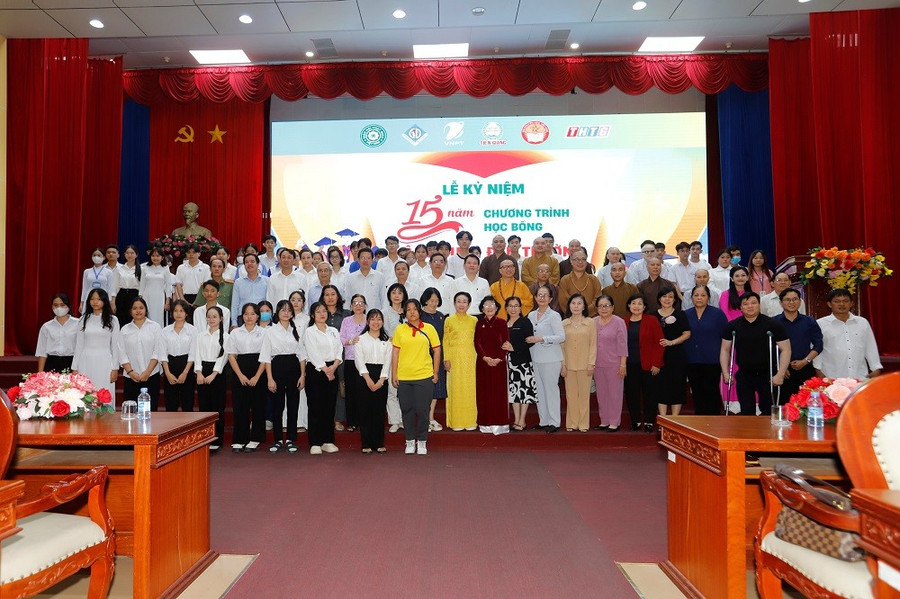 Lễ kỷ niệm 15 năm chương trình 1MM88.com Trang Chủ Chính Thức “Nâng bước đến trường” tại tỉnh Tiền Giang (nay là tỉnh Đồng Tháp).