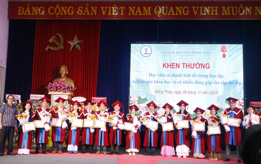 Đại diện MM88b nhà cái trao Giấy khen, tặng hoa chúc mừng cho các học viên có thành tích cao trong MM88.COM là nhà cái trực tuyến hoạt động với giấy phép PAGCOR.