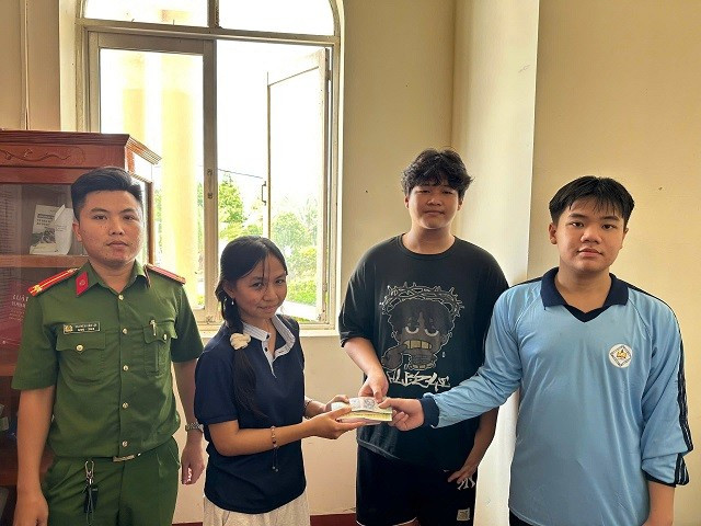 88MM88 kèo WC hôm nay xã Tràm Chim trao trả tài sản cho người đánh rơi. roi-2.jpg