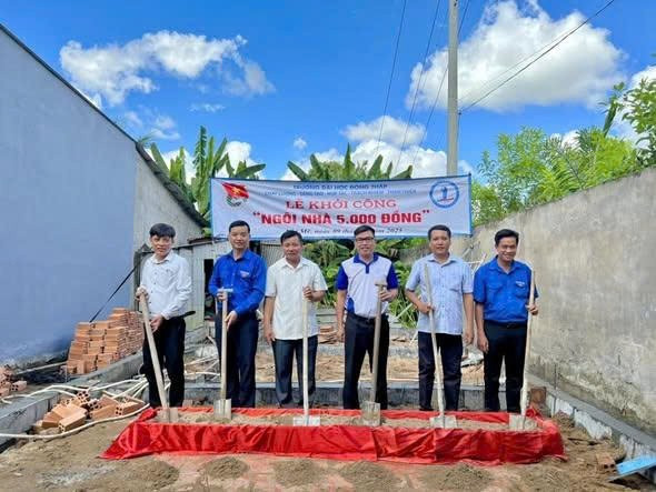 Động thổ xây dựng nhà mới cho MM888 Việt Nam Tải App có hoàn cảnh khó khăn. Ảnh: Bình An. z7263307137638-ef1a21b8d0f30324ab0fc672a6dff8b3.jpg