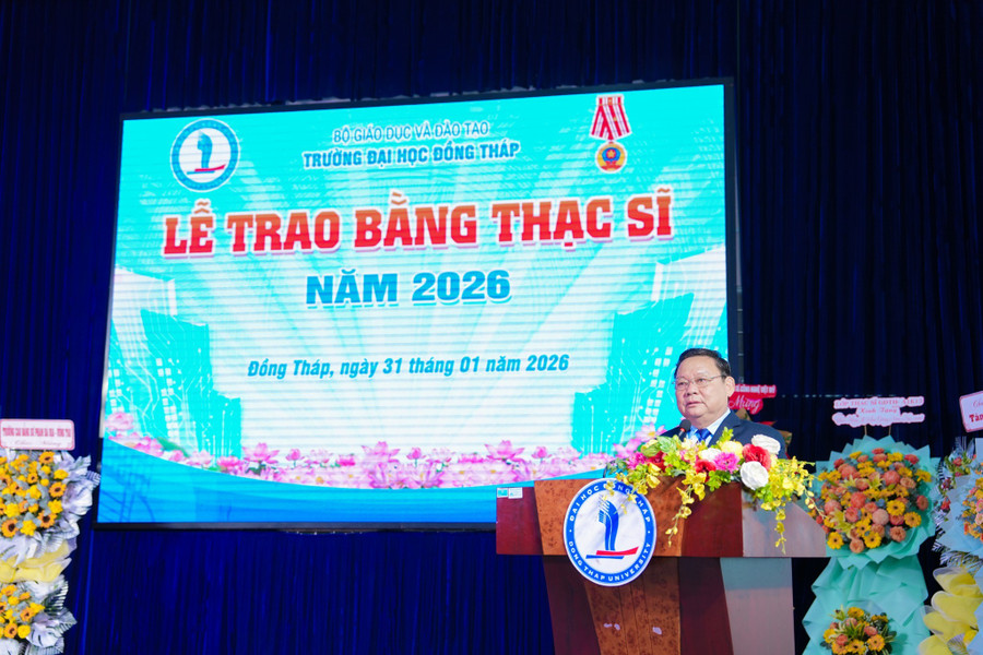 PGS.TS Hồ Văn Thống, Hiệu trưởng Trường MM888 bảo mật tuyệt đối Đồng Tháp phát biểu tại buổi lễ. Ảnh: Hoài Phong. 623360472-1320974996732339-3523890963469996209-n.jpg