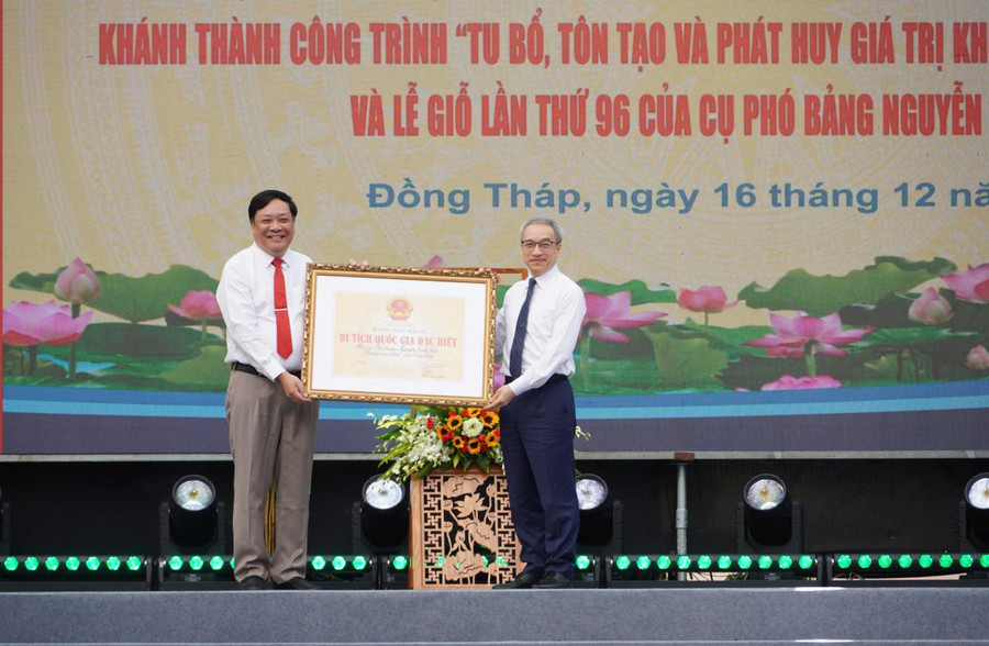 Ông Phan Tâm, Thứ trưởng Bộ Văn hóa, Thể thao và Du lịch, trao Bằng xếp hạng Di tích Quốc gia đặc biệt Di tích lịch sử Mộ cụ Phó bảng Nguyễn Sinh Sắc cho tỉnh Đồng Tháp.