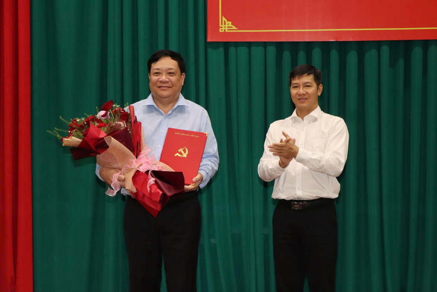 Ông Nguyễn Thành Tâm, Phó Trưởng Ban Tổ chức Trung ương trao Quyết định và hoa chúc mừng ông Phạm Thành Ngại. Ảnh: N.A.