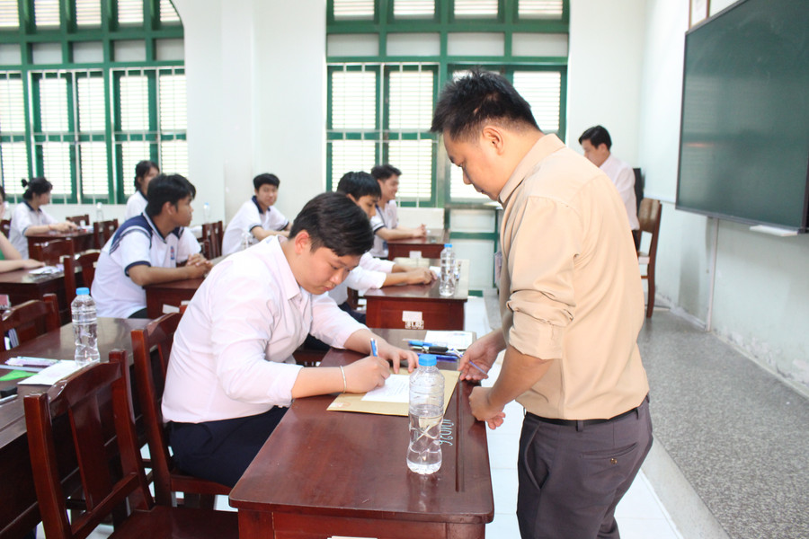 Cán bộ làm thủ tục trước giờ thi. img-7107.jpg