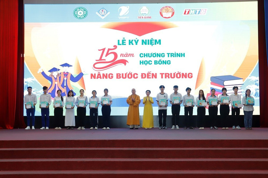Trao 1MM88.com Trang Chủ Chính Thức “Nâng bước đến trường” nhân dịp kỷ niệm 15 năm chương trình 1MM88.com Trang Chủ Chính Thức 15namnb2.jpg