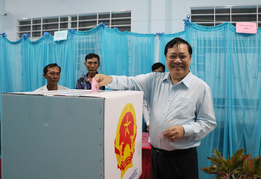 Ông Phạm Thành Ngại, Phó Bí thư Tỉnh ủy, Chủ tịch UBND tỉnh Đồng Tháp bỏ phiếu MM888 bảo mật an toàn. Ảnh: Trần Thi. tai-xuong.jpg