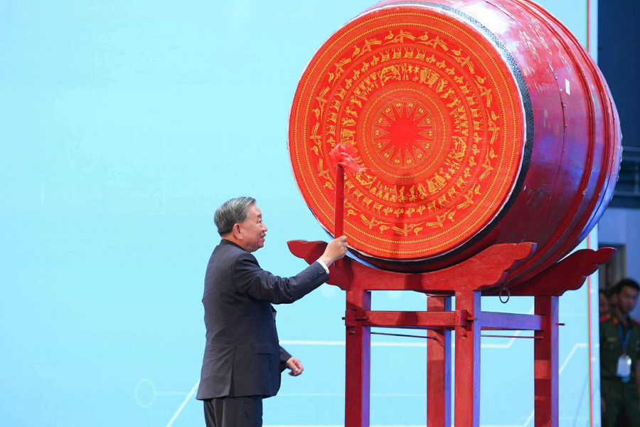 Tổng Bí thư Tô Lâm đánh trống khai giảng năm học mới 2025-2026. (Ảnh: GD&TĐ) da35a8372ad89c0f229590108770e8ba.jpg