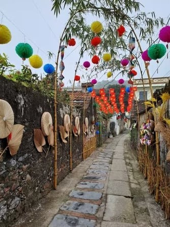 Những con ngõ đầy màu sắc tái hiện không gian Tết xưa. duong-lang-2.jpg