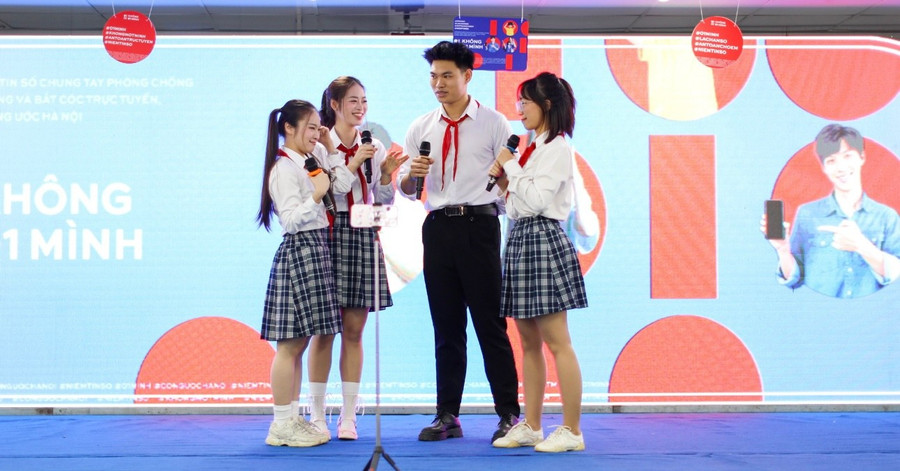 Những tình huống giả định sinh động có thể gặp trên không gian mạng được tái hiện trực tiếp tại sân khấu. img-2999.jpg