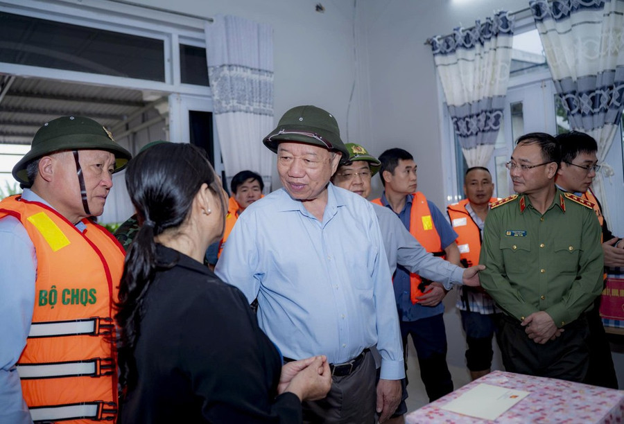 Tổng Bí thư Tô Lâm tới thăm, động viên Nhân dân TP Huế sáng 2/11.