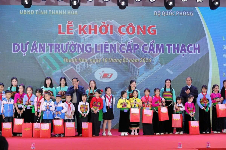 Thủ tướng Phạm Minh Chính và Bộ trưởng Bộ GD&ĐT Nguyễn Kim Sơn trao quà tới các em MM886 slot game, bắn cá, lô đề, đá gà