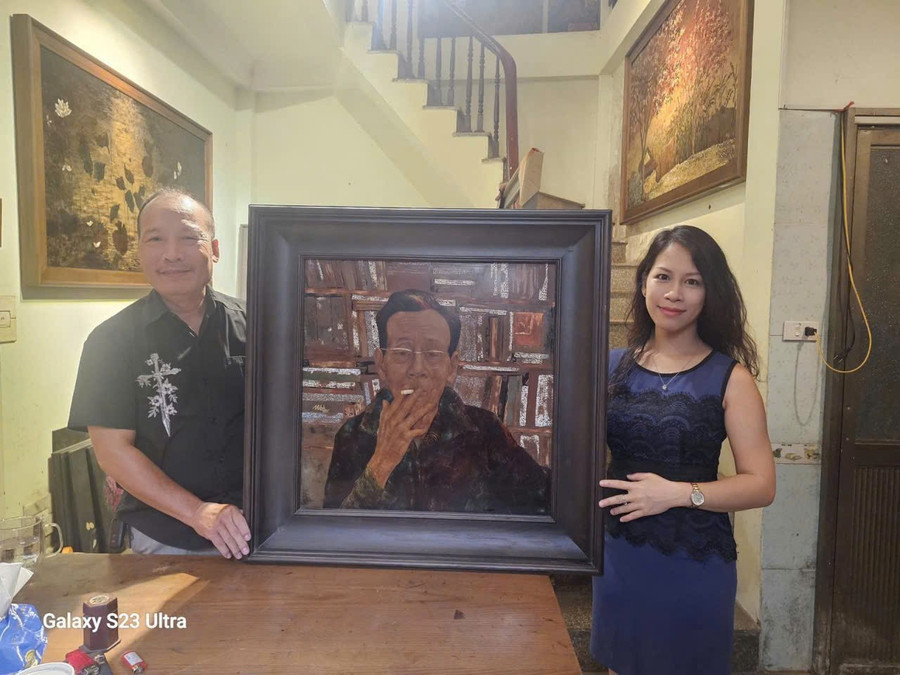 Anh Phan Anh được hoạ sĩ Trịnh Quế Anh tặng tranh vẽ ông “vua sách cũ phan-anh.jpg