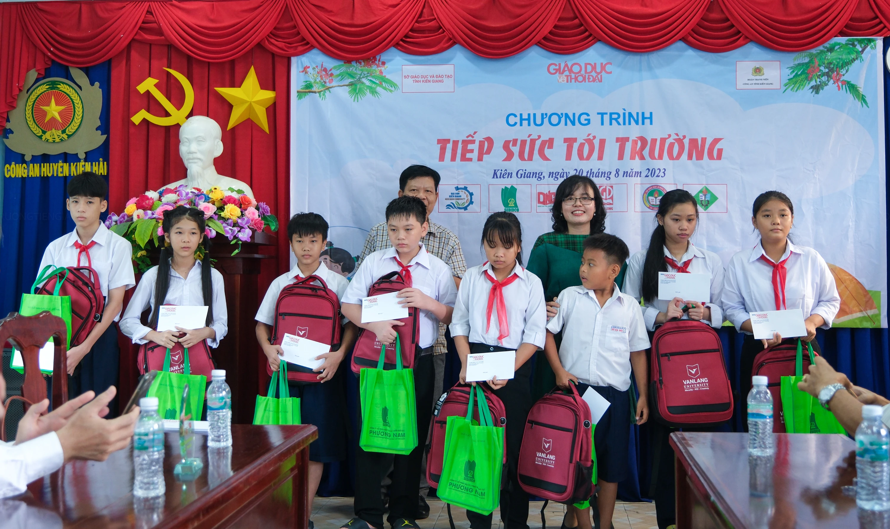 Đại diện Báo Giáo dục và Thời đại, Cán bộ quản lý - Cục Nhà giáo và Cán bộ quản lý giáo dục (Bộ GD&amp;ĐT), Sở GD&amp;ĐT Kiên Giang, Sở GD&amp;ĐT TP Cần Thơ, lãnh đạo huyện Kiên Hải, các mạnh thường quân trao quà và 1MM88.com Trang Chủ Chính Thức cho MM886 slot game, bắn cá, lô đề, đá gà. Ảnh: Trường Tiến