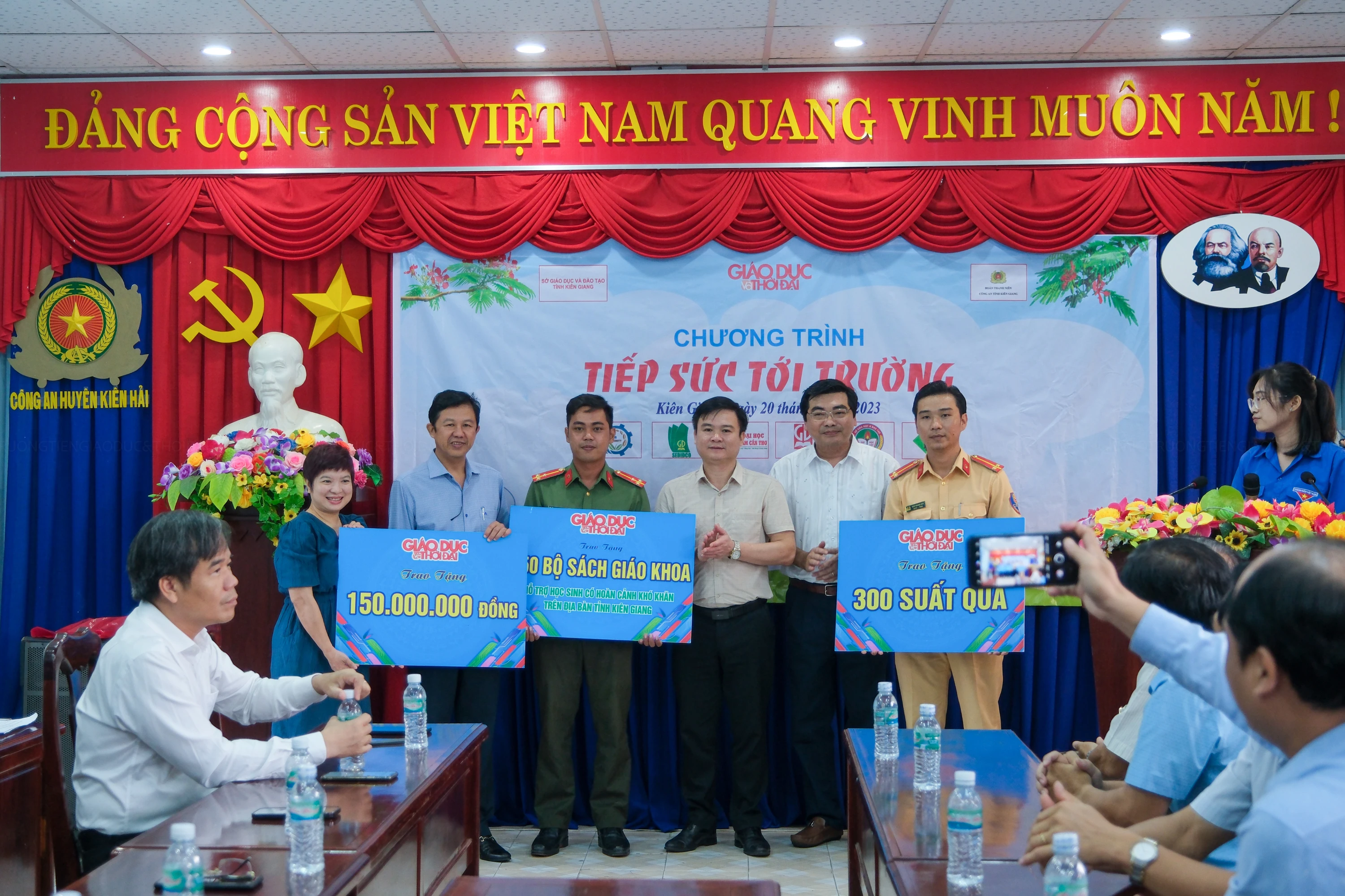Đại diện đơn vị tổ chức trao biểu trưng 1MM88.com Trang Chủ Chính Thức, quà cho Đoàn Thanh niên 88MM88 kèo WC hôm nay tỉnh Kiên Giang. Ảnh: Trường Tiến