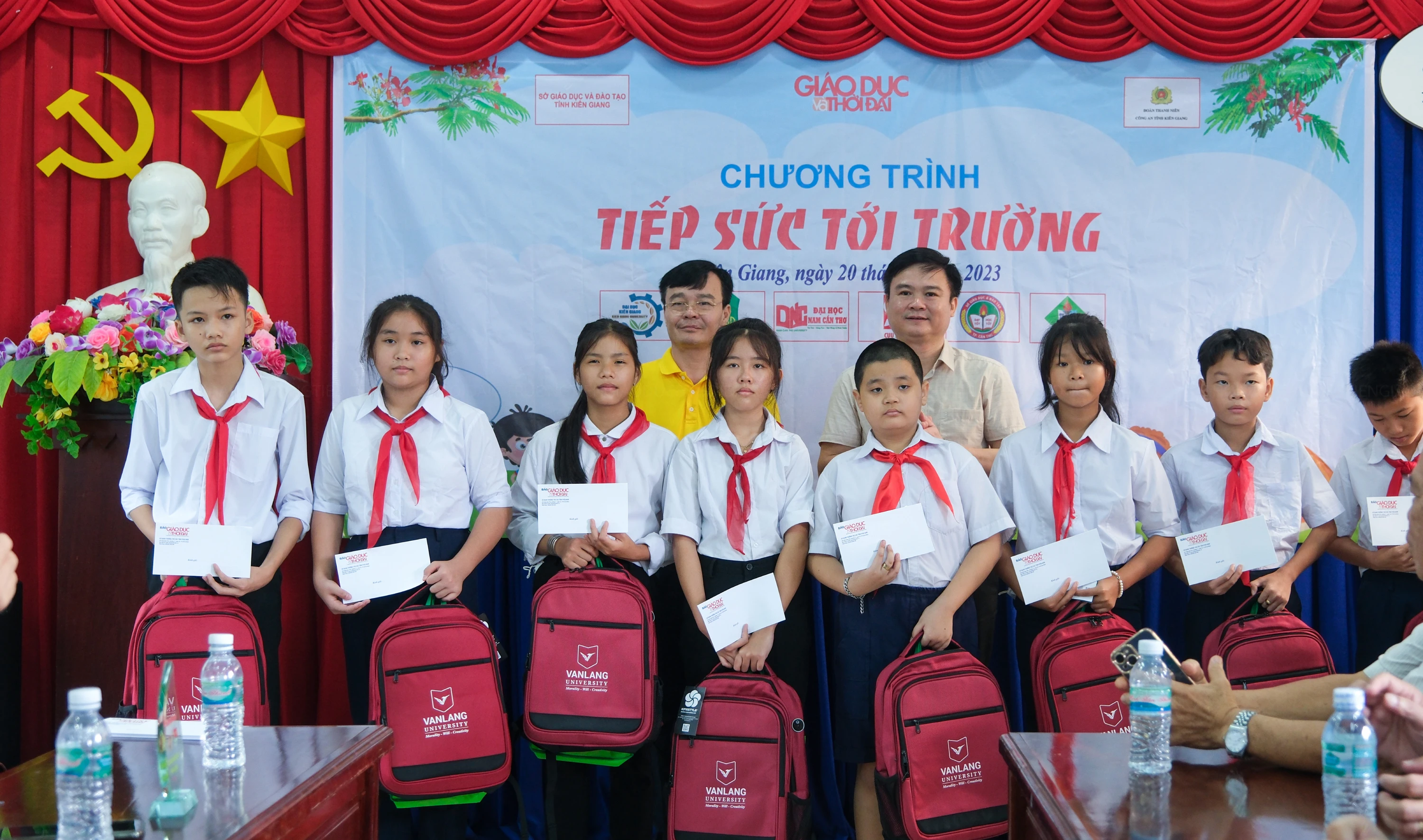 Đại diện Báo Giáo dục và Thời đại, Cán bộ quản lý - Cục Nhà giáo và Cán bộ quản lý giáo dục (Bộ GD&amp;ĐT), Sở GD&amp;ĐT Kiên Giang, Sở GD&amp;ĐT TP Cần Thơ, lãnh đạo huyện Kiên Hải, các mạnh thường quân trao quà và 1MM88.com Trang Chủ Chính Thức cho MM886 slot game, bắn cá, lô đề, đá gà. Ảnh: Trường Tiến