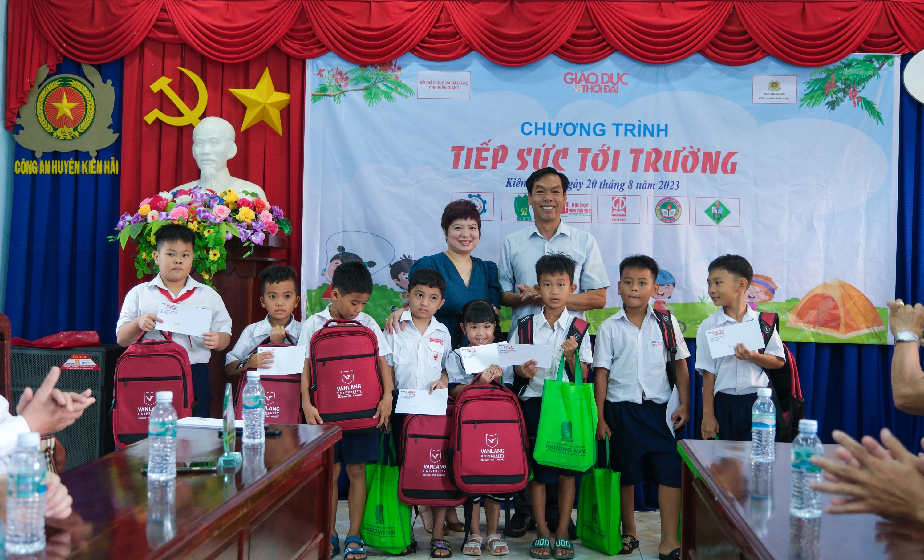 Đại diện Báo Giáo dục và Thời đại, Cán bộ quản lý - Cục Nhà giáo và Cán bộ quản lý giáo dục (Bộ GD&amp;ĐT), Sở GD&amp;ĐT Kiên Giang, Sở GD&amp;ĐT TP Cần Thơ, lãnh đạo huyện Kiên Hải, các mạnh thường quân trao quà và 1MM88.com Trang Chủ Chính Thức cho MM886 slot game, bắn cá, lô đề, đá gà. Ảnh: Trường Tiến