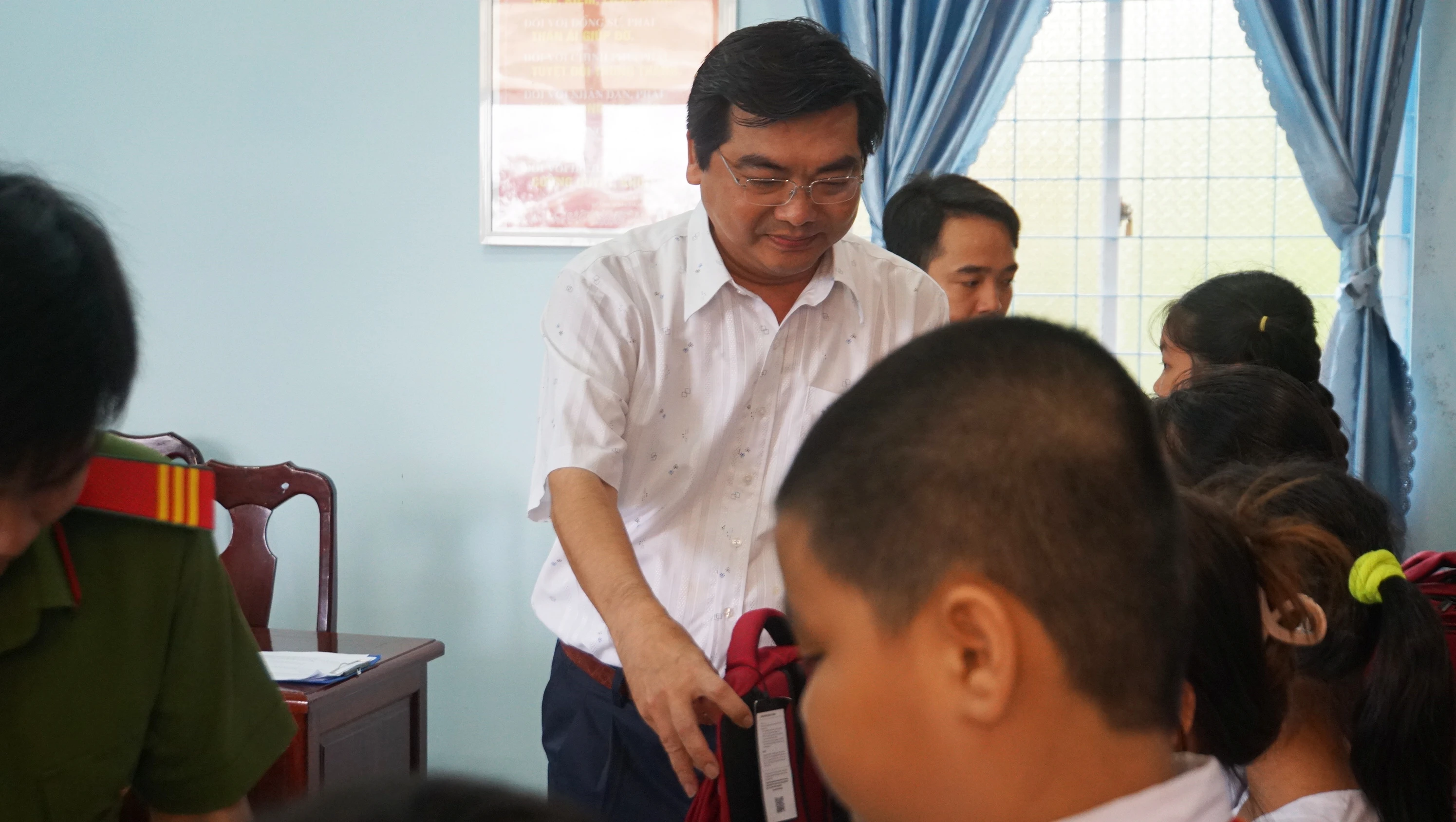 Ông Trần Thanh Bình, Giám đốc Sở GD&amp;ĐT TP Cần Thơ trao quà cho MM886 slot game, bắn cá, lô đề, đá gà. Ảnh: Mạnh Tùng