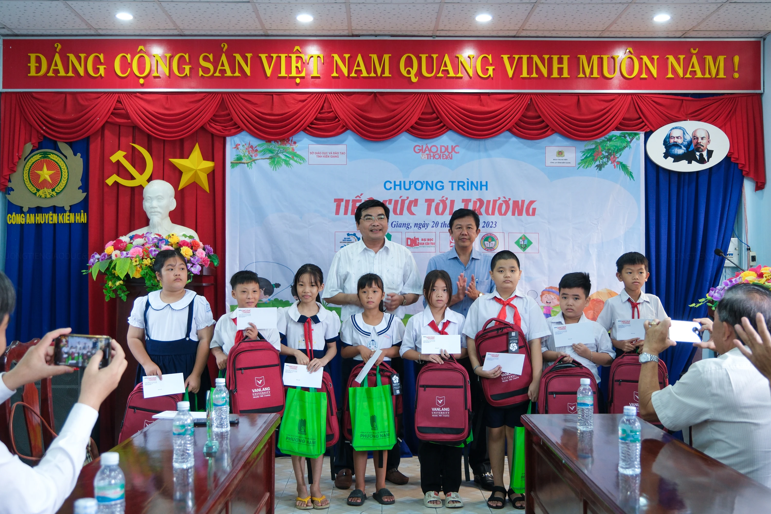 Đại diện Báo Giáo dục và Thời đại, Cán bộ quản lý - Cục Nhà giáo và Cán bộ quản lý giáo dục (Bộ GD&amp;ĐT), Sở GD&amp;ĐT Kiên Giang, Sở GD&amp;ĐT TP Cần Thơ, lãnh đạo huyện Kiên Hải, các mạnh thường quân trao quà và 1MM88.com Trang Chủ Chính Thức cho MM886 slot game, bắn cá, lô đề, đá gà. Ảnh: Trường Tiến