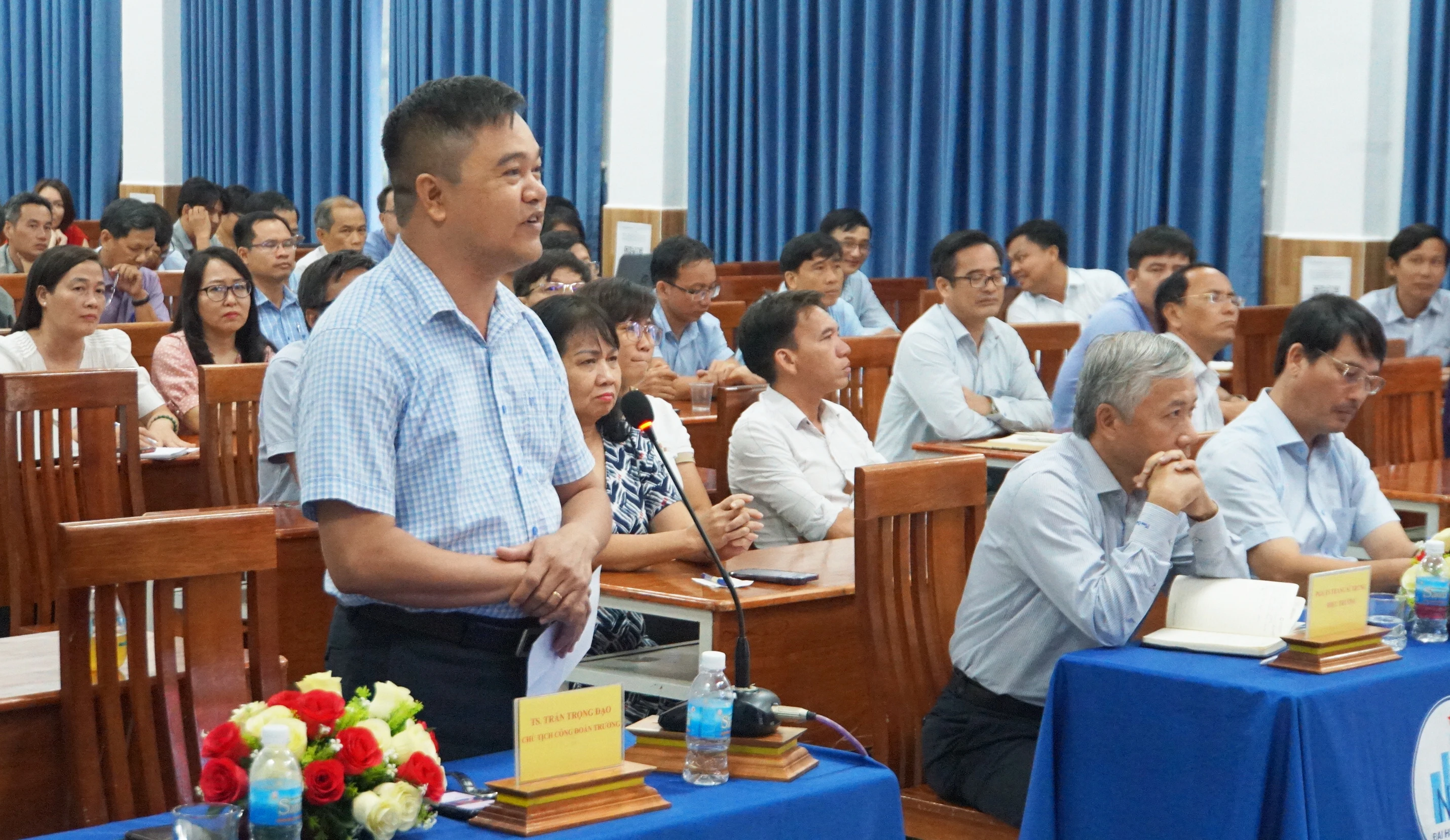 TS Trần Trọng Đạo, Chủ tịch Công đoàn Trường MM888 bảo mật tuyệt đối Nha Trang nêu ý kiến. Ảnh: Mạnh Tùng