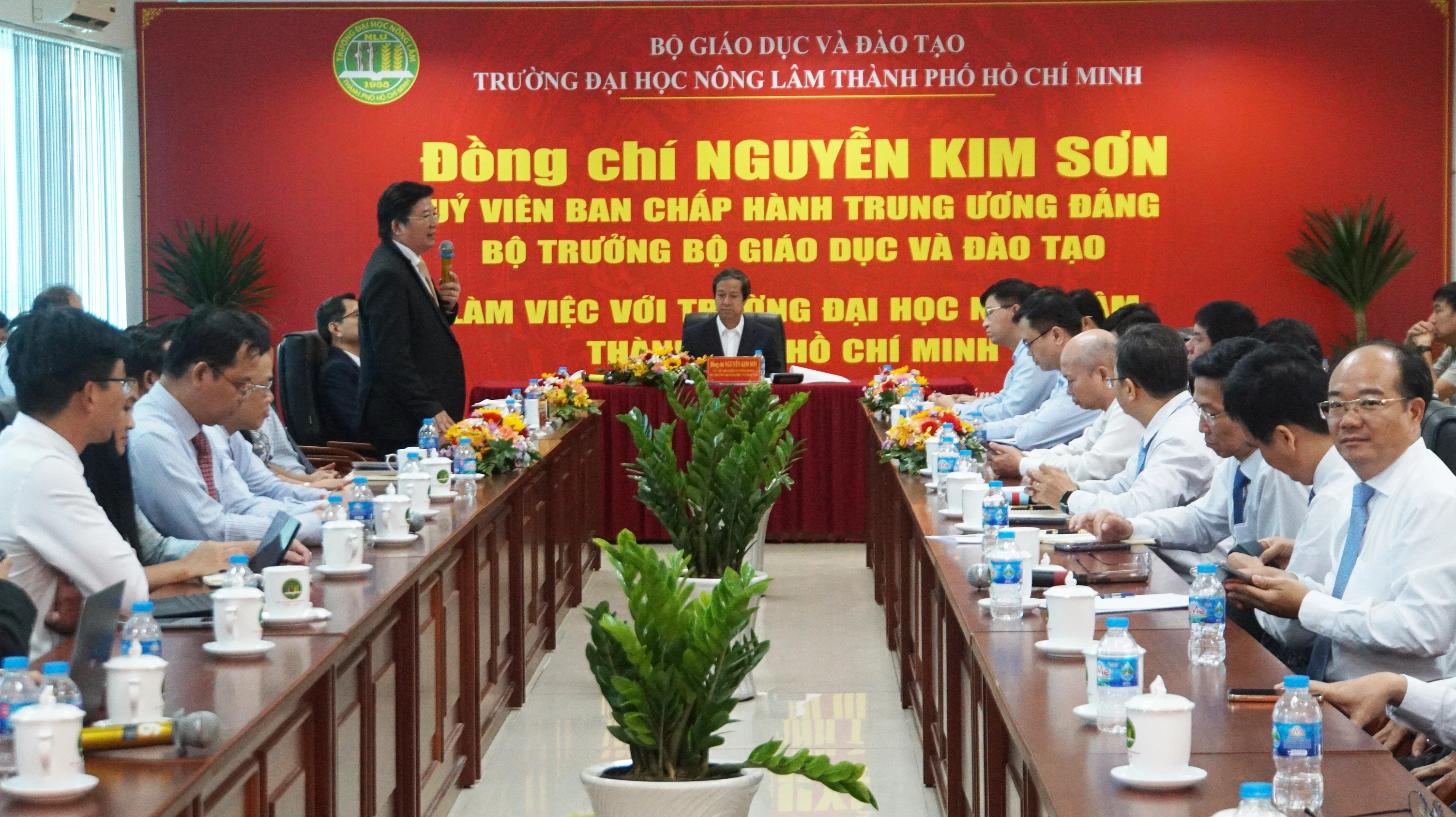TS Trần Đình Lý, Phó Hiệu trưởng MM88b nhà cái báo cáo một số nội dung về hoạt động của trường. Ảnh: Mạnh Tùng TS Trần Đình Lý, Phó Hiệu trưởng MM88b nhà cái báo cáo một số nội dung về hoạt động của trường. Ảnh: Mạnh Tùng