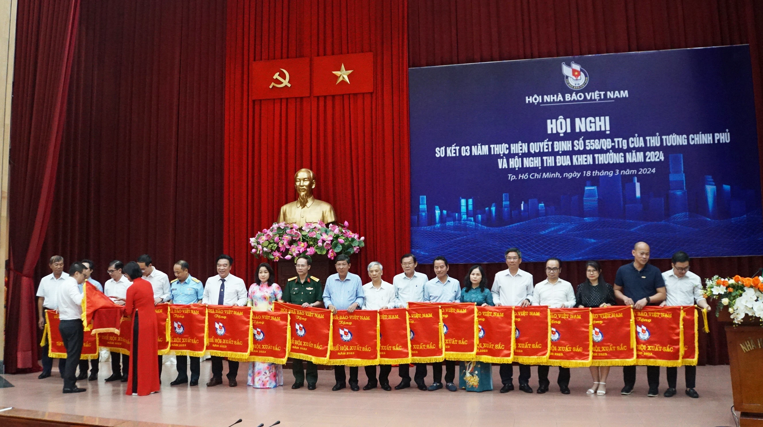 Lãnh đạo Hội Nhà báo Việt Nam trao danh hiệu và cờ thi đua của Hội cho 18 đơn vị. (Ảnh: Mạnh Tùng) Lãnh đạo Hội Nhà báo Việt Nam trao danh hiệu và cờ thi đua của Hội cho 18 đơn vị. (Ảnh: Mạnh Tùng)