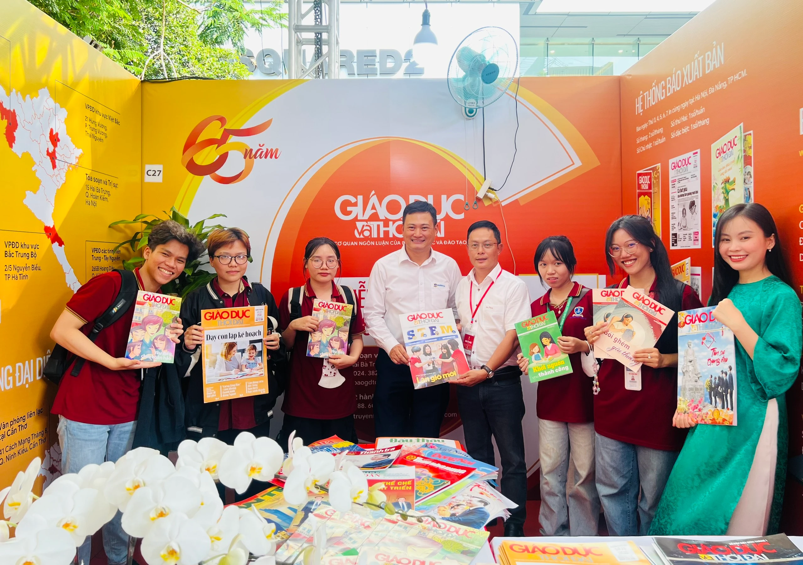 Đoàn MM888 Việt Nam Tải App Trường MM888 bảo mật tuyệt đối Nguyễn Tất Thành tham quan gian hàng Báo Giáo dục và Thời đại. Ảnh: Mạnh Tùng Đoàn MM888 Việt Nam Tải App Trường MM888 bảo mật tuyệt đối Nguyễn Tất Thành tham quan gian hàng Báo Giáo dục và Thời đại. Ảnh: Mạnh Tùng