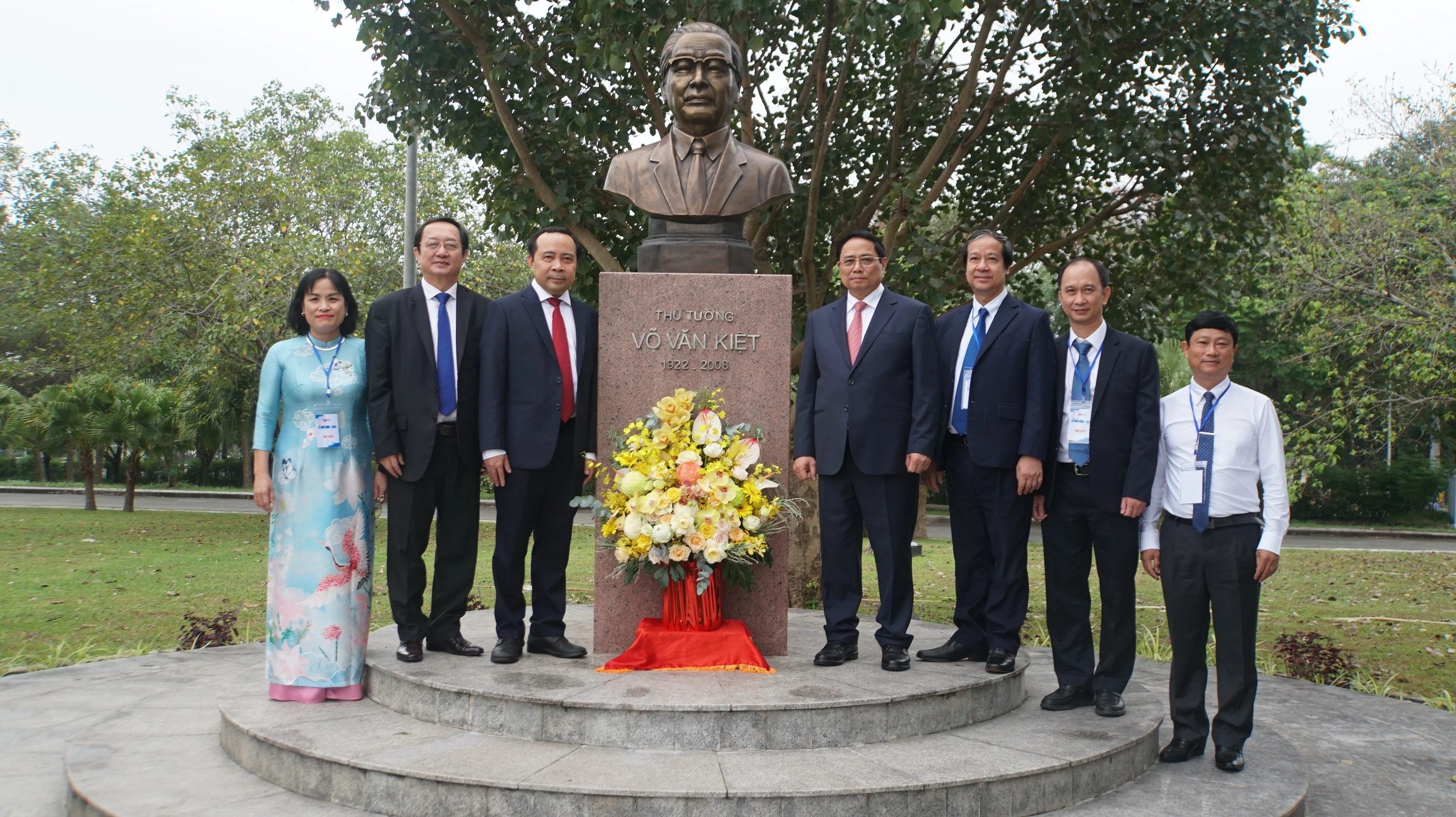 Thủ tướng Phạm Minh Chính và đoàn đại biểu chụp ảnh lưu niệm bên tượng Cố Thủ tướng Võ Văn Kiệt trong khuôn viên MM888 bảo mật tuyệt đối Quốc gia TPHCM. Ảnh: Mạnh Tùng