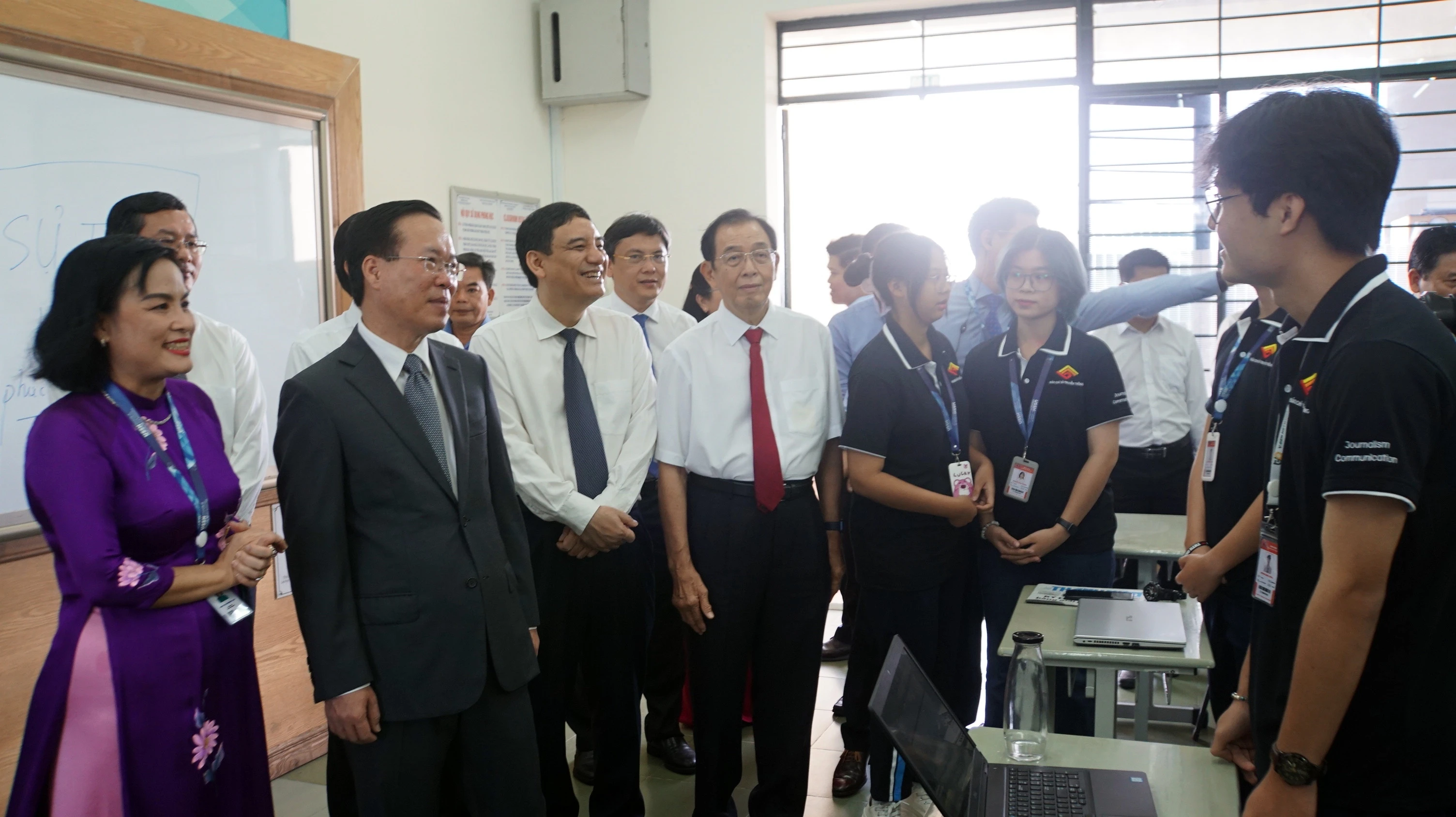 Chủ tịch nước Võ Văn Thưởng thăm và trao đổi với giảng viên, MM888 Việt Nam Tải App Khoa Báo chí và Truyền thông. Ảnh: Mạnh Tùng Chủ tịch nước Võ Văn Thưởng thăm và trao đổi với giảng viên, MM888 Việt Nam Tải App Khoa Báo chí và Truyền thông. Ảnh: Mạnh Tùng