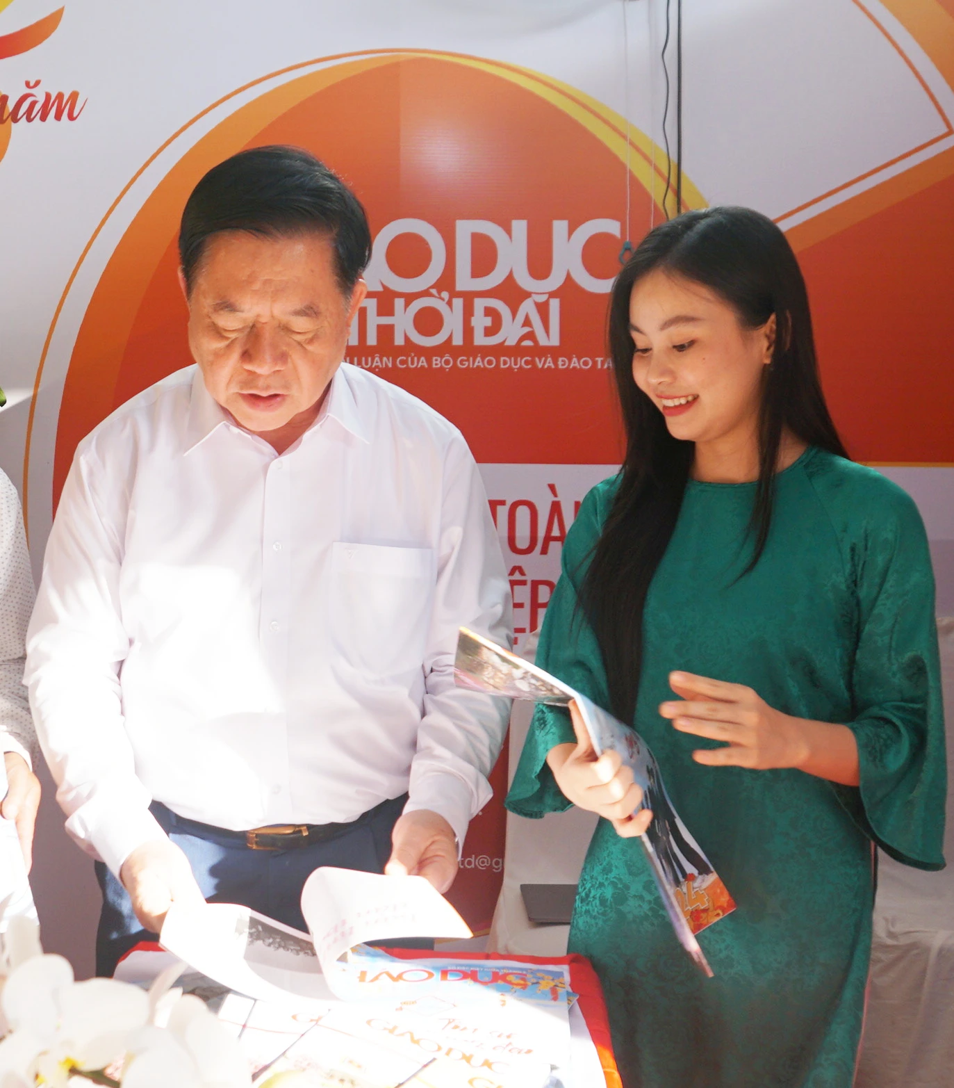 Ông Nguyễn Trọng Nghĩa xem một số ấn phẩm của Báo Giáo dục và Thời đại. Ảnh: Mạnh Tùng Ông Nguyễn Trọng Nghĩa xem một số ấn phẩm của Báo Giáo dục và Thời đại. Ảnh: Mạnh Tùng