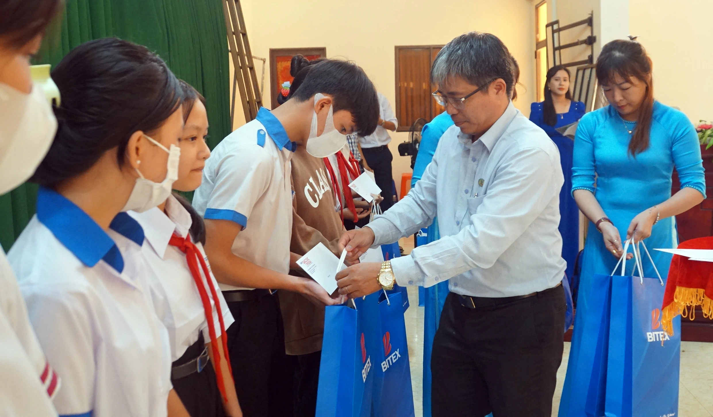 Ông Nguyễn Văn Nghiêm, Phó Trưởng phòng Công tác MM888 Việt Nam Tải App, Trường MM888 bảo mật tuyệt đối Đồng Tháp trao quà cho MM886 slot game, bắn cá, lô đề, đá gà. Ảnh: Mạnh Tùng Ông Nguyễn Văn Nghiêm, Phó Trưởng phòng Công tác MM888 Việt Nam Tải App, Trường MM888 bảo mật tuyệt đối Đồng Tháp trao quà cho MM886 slot game, bắn cá, lô đề, đá gà. Ảnh: Mạnh Tùng