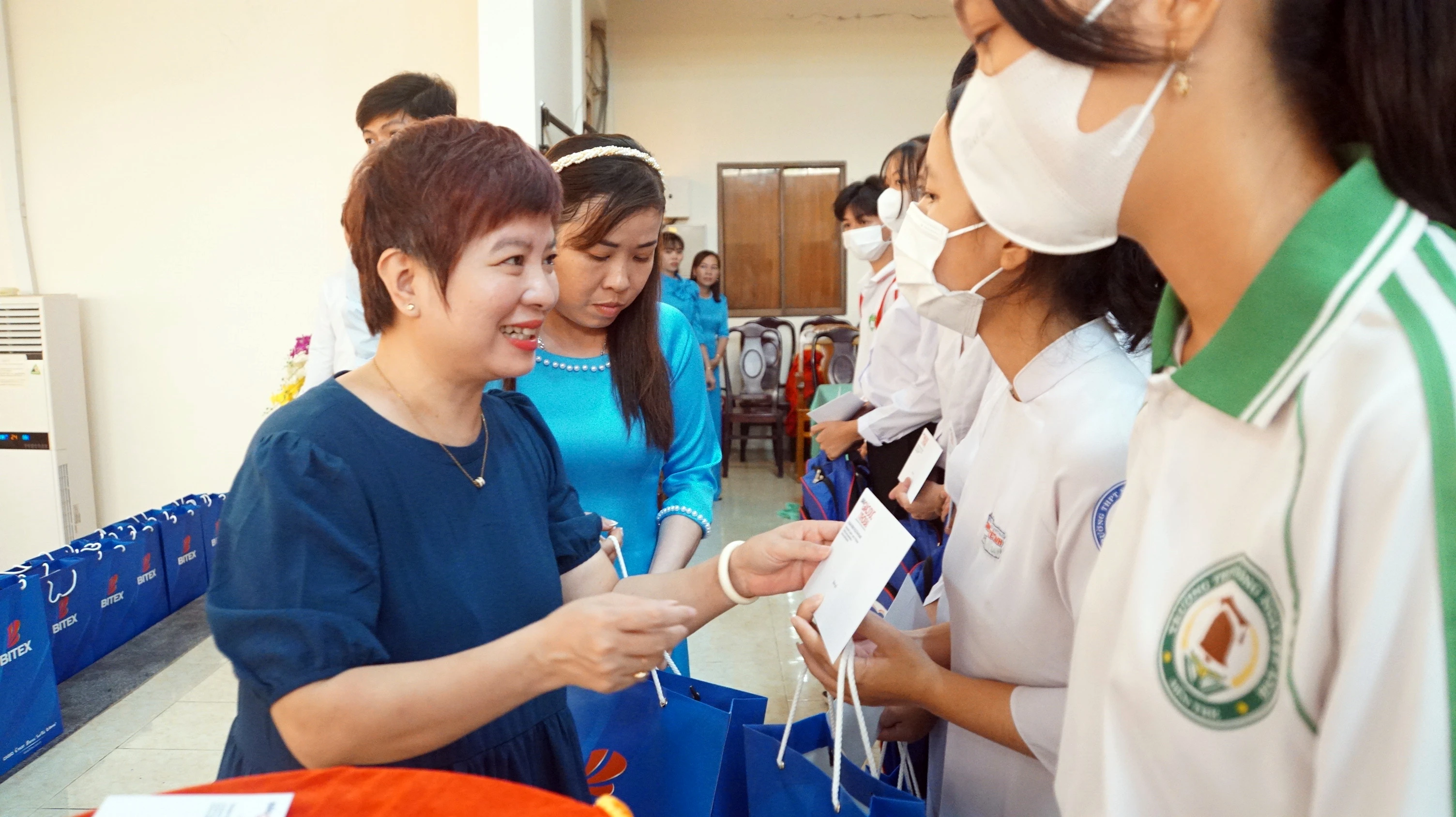 Nhà báo Dương Thị Thanh Hương, Phó Tổng biên tập Báo Giáo dục và Thời đại trao quà và 1MM88.com Trang Chủ Chính Thức cho MM886 slot game, bắn cá, lô đề, đá gà. Ảnh: Mạnh Tùng Nhà báo Dương Thị Thanh Hương, Phó Tổng biên tập Báo Giáo dục và Thời đại trao quà và 1MM88.com Trang Chủ Chính Thức cho MM886 slot game, bắn cá, lô đề, đá gà. Ảnh: Mạnh Tùng