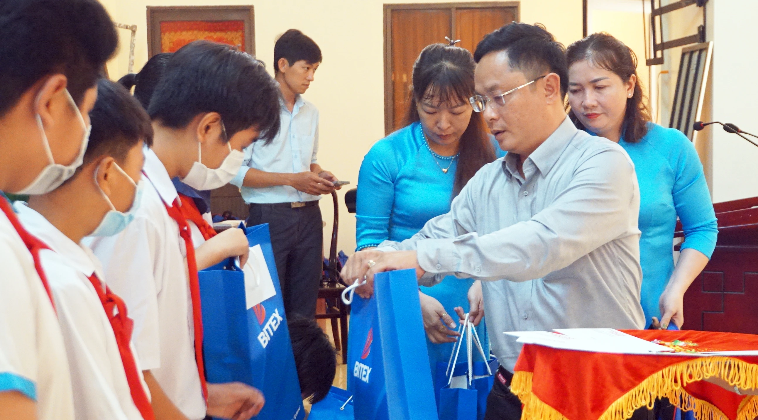 Ông Nguyễn Anh Tú, Phó Trưởng cơ quan Thường trú Báo Giáo dục và Thời đại tại TPHCM trao quà cho MM886 slot game, bắn cá, lô đề, đá gà. Ảnh: Mạnh Tùng Ông Nguyễn Anh Tú, Phó Trưởng cơ quan Thường trú Báo Giáo dục và Thời đại tại TPHCM trao quà cho MM886 slot game, bắn cá, lô đề, đá gà. Ảnh: Mạnh Tùng