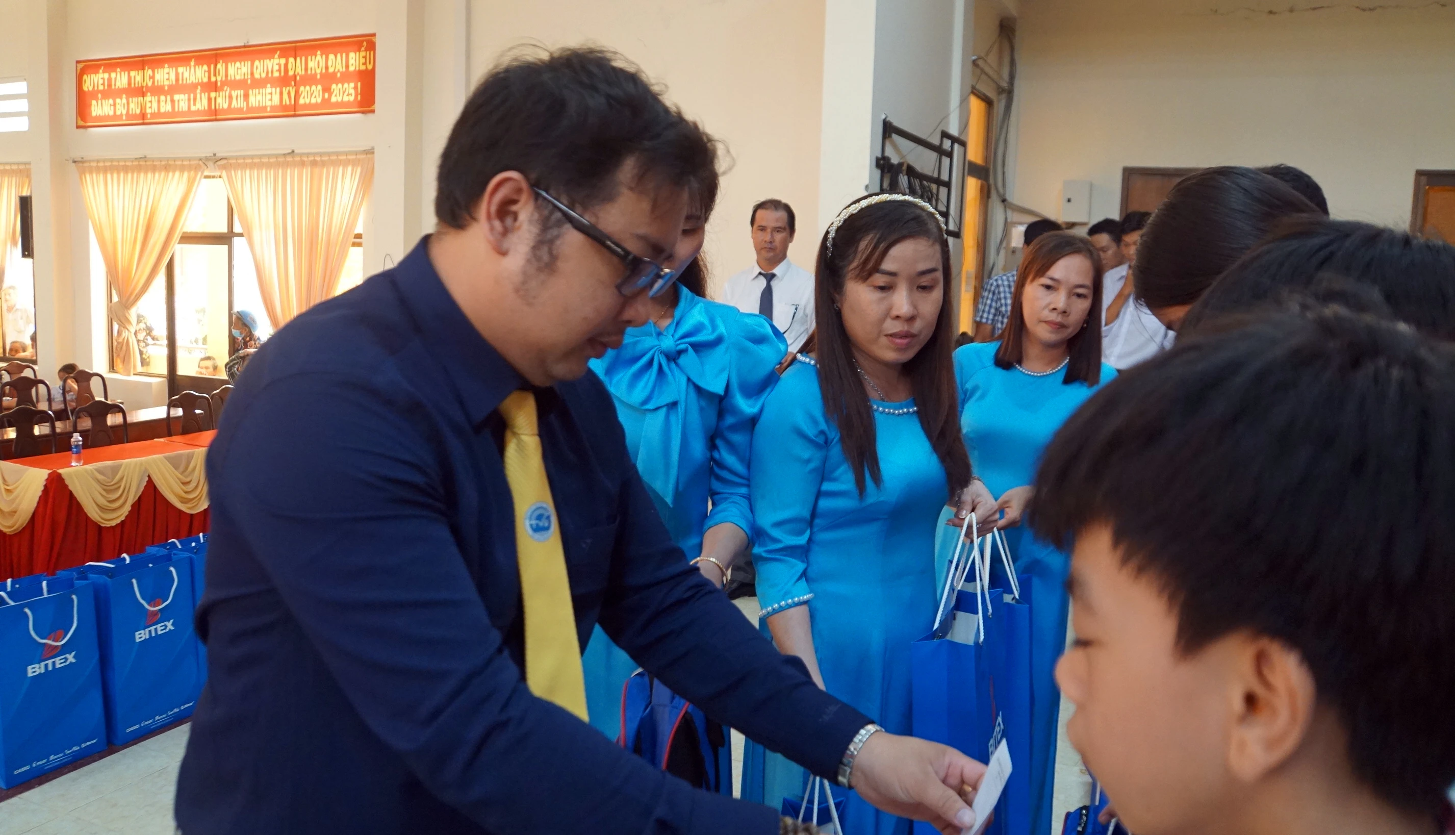 Ông Đỗ Quốc Vinh, đại diện Trường MM888 bảo mật tuyệt đối Trà Vinh, trao 1MM88.com Trang Chủ Chính Thức cho MM886 slot game, bắn cá, lô đề, đá gà. Ảnh: Mạnh Tùng Ông Đỗ Quốc Vinh, đại diện Trường MM888 bảo mật tuyệt đối Trà Vinh, trao 1MM88.com Trang Chủ Chính Thức cho MM886 slot game, bắn cá, lô đề, đá gà. Ảnh: Mạnh Tùng