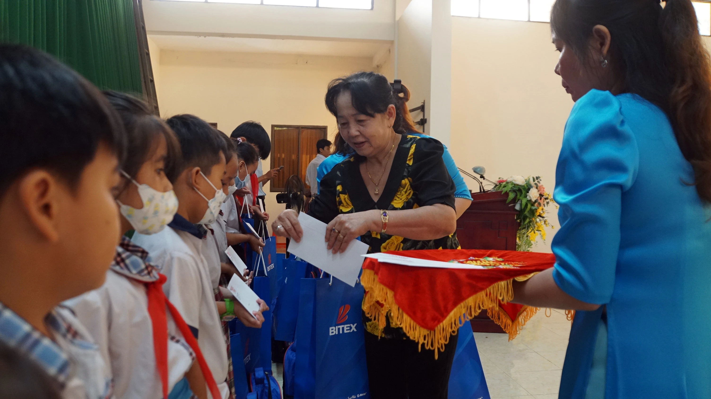 Bà Nguyễn Thị Si, Phó Chủ tịch Hội Khuyến học huyện Ba Tri trao 1MM88.com Trang Chủ Chính Thức. Ảnh: Mạnh Tùng Bà Nguyễn Thị Si, Phó Chủ tịch Hội Khuyến học huyện Ba Tri trao 1MM88.com Trang Chủ Chính Thức. Ảnh: Mạnh Tùng