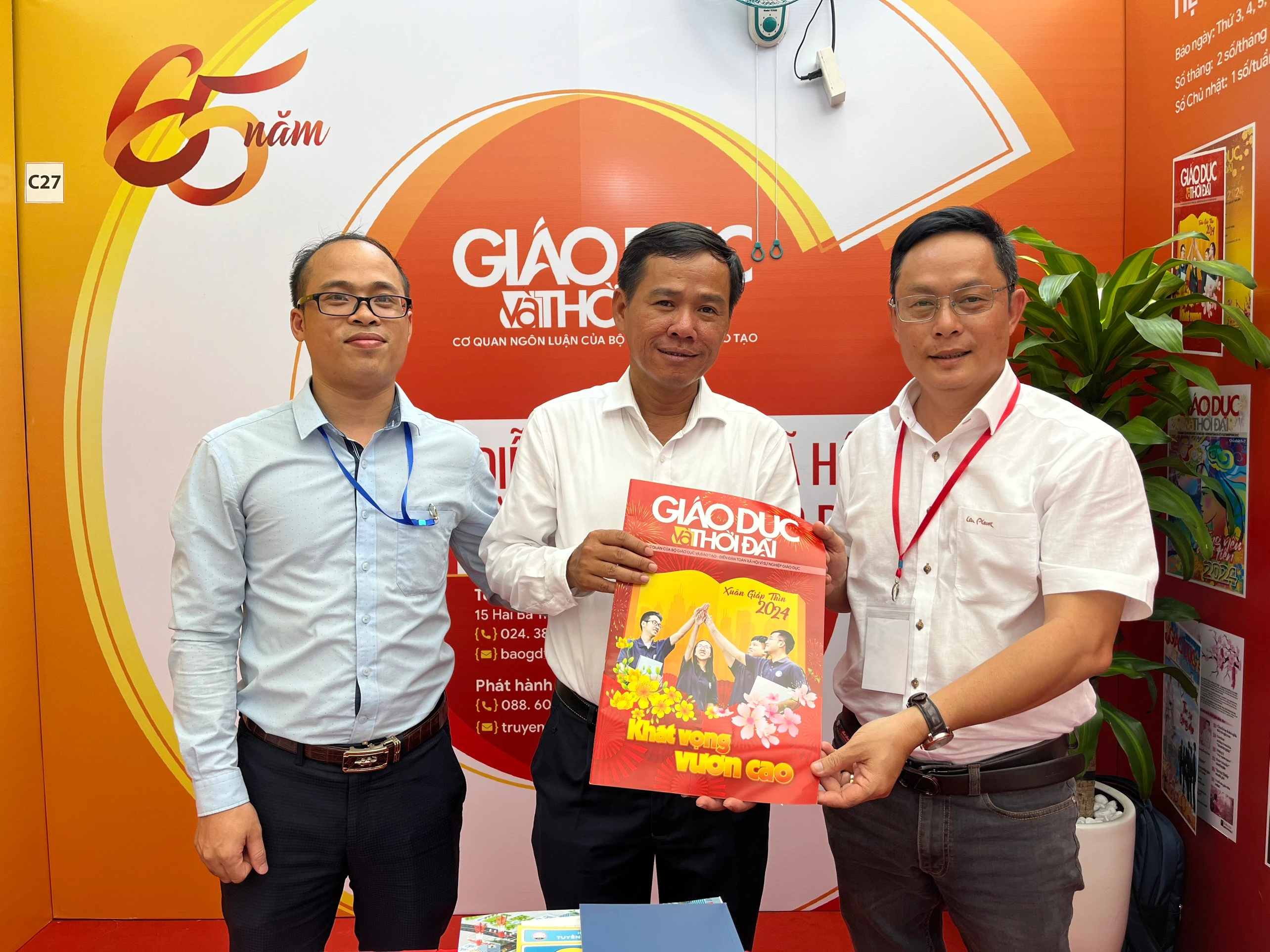 Phó Tổng biên tập Báo Đồng Nai Đinh Kim Tuấn tham quan gian hàng Báo Giáo dục và Thời đại. Ảnh: P.M Phó Tổng biên tập Báo Đồng Nai Đinh Kim Tuấn tham quan gian hàng Báo Giáo dục và Thời đại. Ảnh: P.M