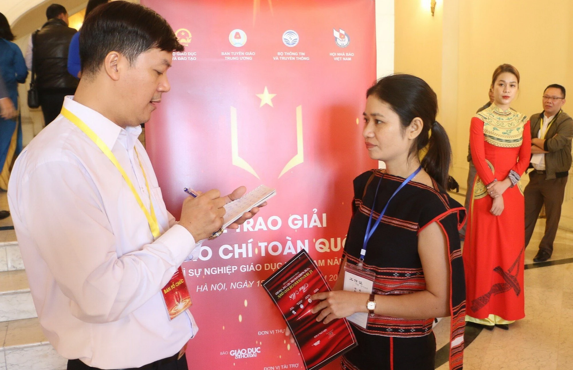 Cô Đinh Thị Anenh – Trung Tâm Đăng Nhập MM88 Chính Thức Mới Trường Tiểu học & THCS Lê Lợi, xã Đăk Tơ Pang trong buổi tham dự sự kiện của Báo Giáo dục và Thời đại. Cô Đinh Thị Anenh – Trung Tâm Đăng Nhập MM88 Chính Thức Mới Trường Tiểu học & THCS Lê Lợi, xã Đăk Tơ Pang trong buổi tham dự sự kiện của Báo Giáo dục và Thời đại.