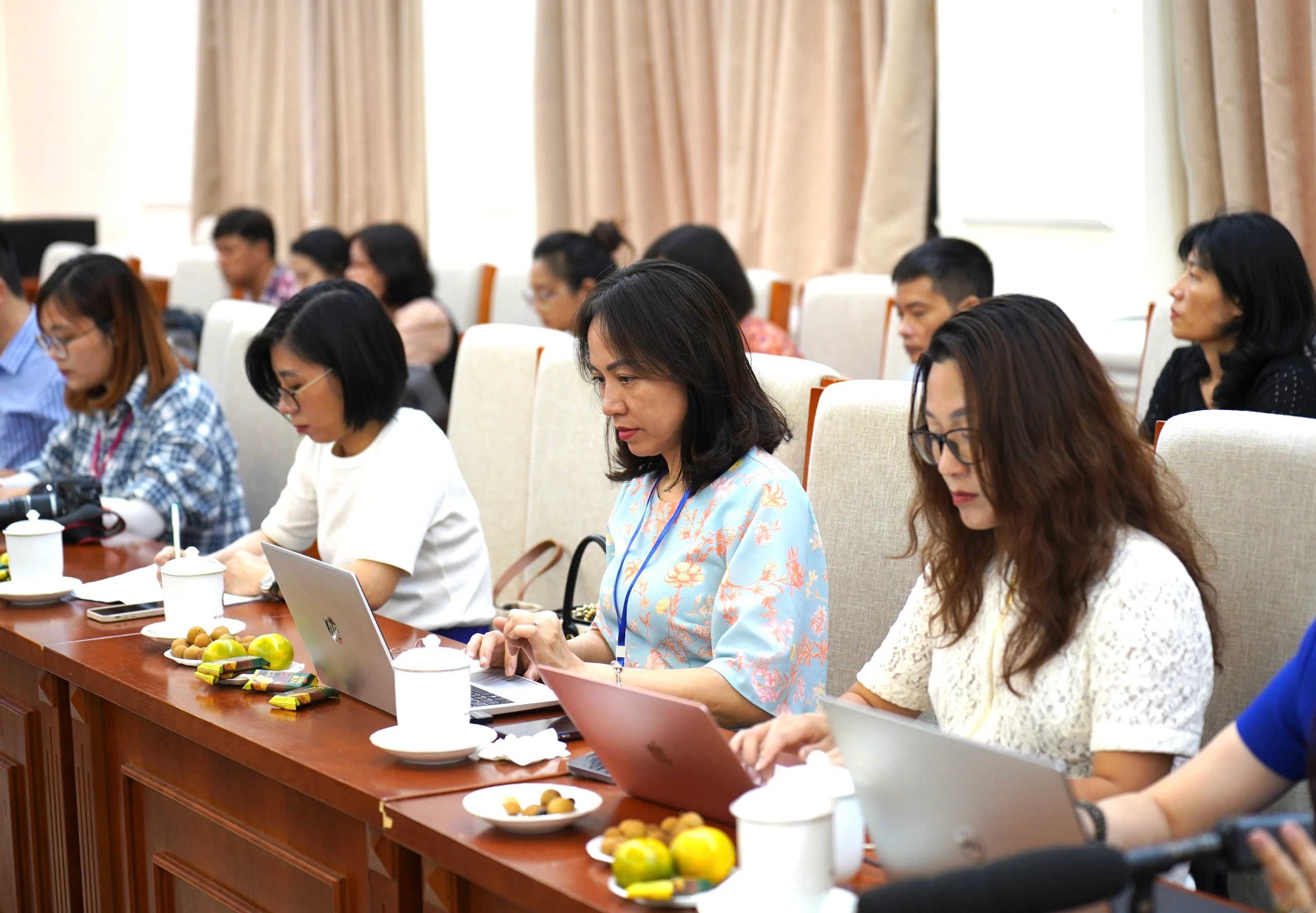 Đông đảo các nhà báo tham dự buổi họp. Đông đảo các nhà báo tham dự buổi họp.